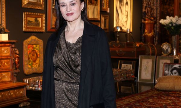 Καρυοφυλλιά Καραμπέτη: Το τραυματικό γεγονός στην εφηβεία και η εξομολόγηση για τον χρόνο που περνά