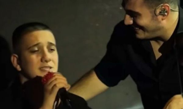 Κωνσταντίνος Κακοσαίος: Ο μικρότερος γιος του Πλούταρχου τραγούδησε live και τα σχόλια ήταν επικά