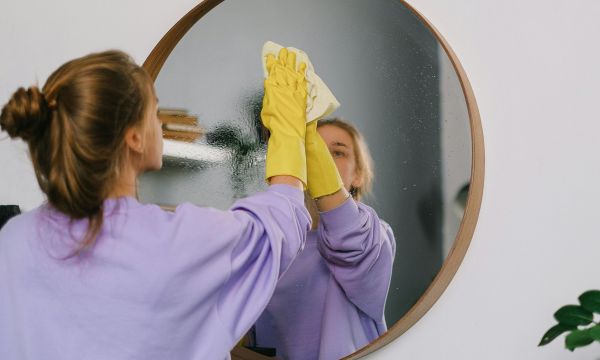 Αυτό το απρόσμενο λάθος στο καθάρισμα είναι ο λόγος που οι καθρέφτες σου έχουν πάντα γραμμές