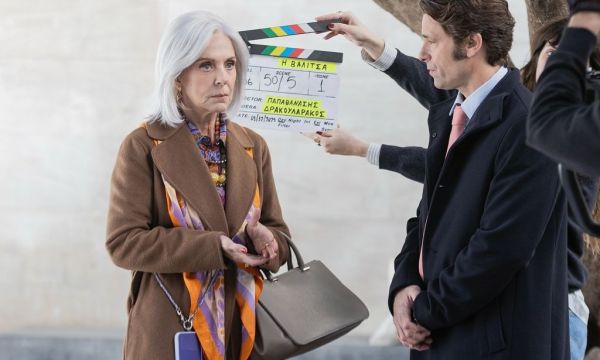 Αγνώριστη η Ναταλία Τσαλίκη στη νέα της ταινία: Η «Βαλίτσα» & η απρόβλεπτη ιστορία με μία δολοφονία