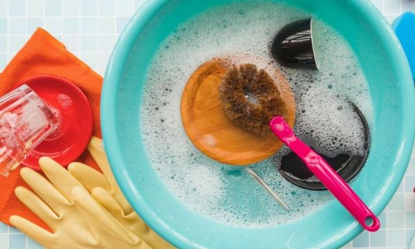 Οι απρόσμενοι λόγοι για τους οποίους δεν πρέπει να αφήνεις τα πιάτα στον νεροχύτη όλη νύχτα