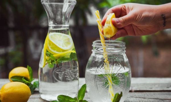 4 συνήθειες ευεξίας εγκεκριμένες από ειδικούς που είναι καλύτερες από τις τελευταίες τάσεις