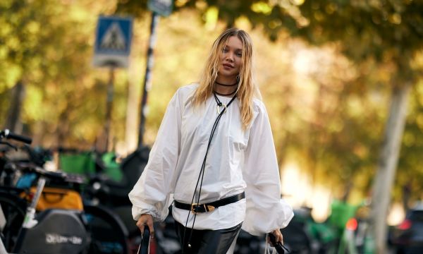 Πώς να φορέσεις μακριές μπλούζες Υ2Κ με στενά jeans, στο τέλος του 2025