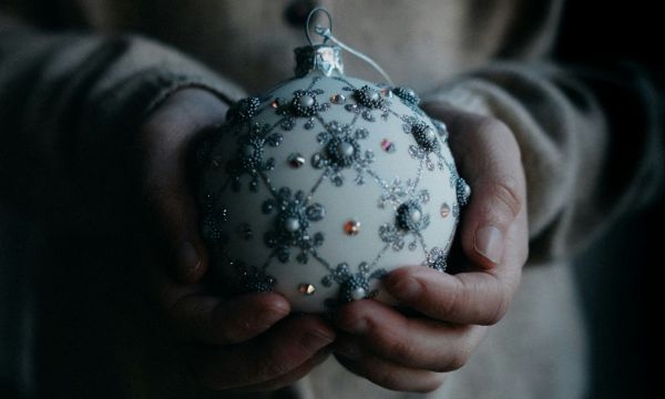 4 μικροί αλλά ουσιαστικοί τρόποι για να νιώσεις πιο ευτυχισμένη αυτές τις γιορτές