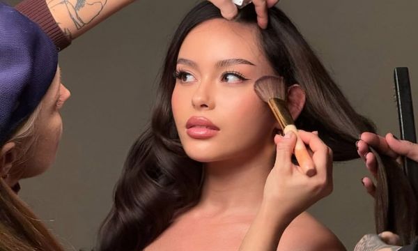 Ιαπωνικό Μακιγιάζ: Η νέα τεχνική ρουζ που κάνει το πρόσωπό να φαίνεται 10 χρόνια νεότερο