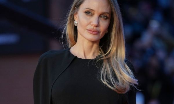 Στην πιο αληθινή της εικόνα, η Jolie έδειξε τις ουλές της μαστεκτομής στέλνοντας ένα μήνυμα ζωής