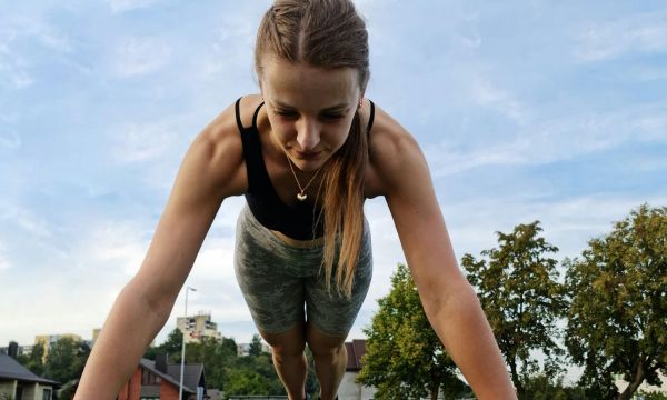 5 ασκήσεις σε όρθια θέση που μειώνουν το λίπος στην κοιλιά πιο γρήγορα από τους κλασικούς κοιλιακούς