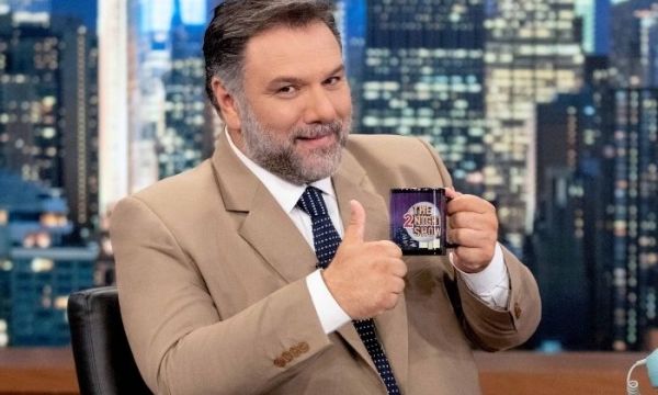 Ο Γρηγόρης Αρναούτογλου έκλεισε τα 52, αλλά έσβησε τα 25: Η τούρτα και τα 2 δώρα της Νάνσυς Αντωνίου