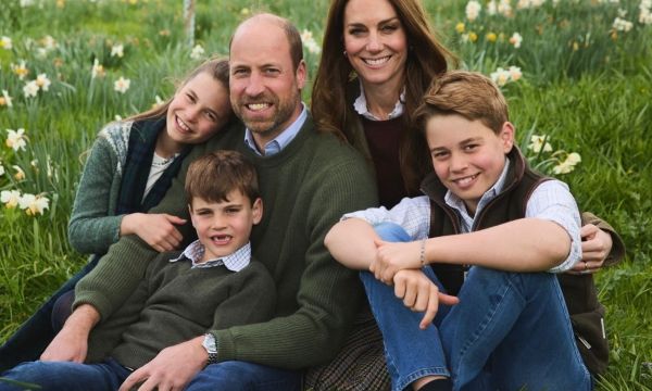 Ο William και η Kate Middleton αγκαλιά με τα παιδιά τους: Γιατί επέλεξαν αυτή την αδημοσίευτη φωτό
