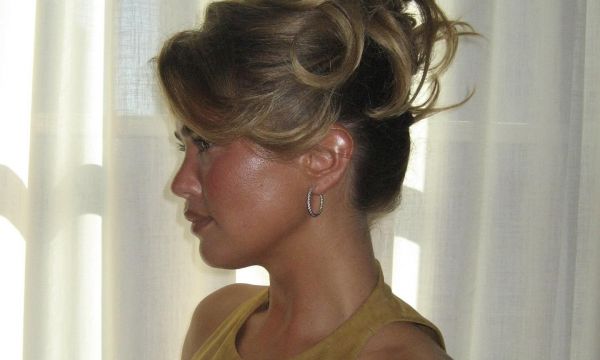 4 stylish χτενίσματα για να δώσεις νέο αέρα στα mid-length μαλλιά σου φέτος τις γιορτές