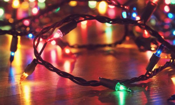 Είναι ασφαλές να αφήνεις τα φωτάκια στο χριστουγεννιάτικο δέντρο αναμμένα όλη τη νύχτα;