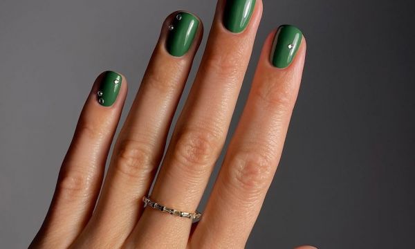 Ούτε κόκκινο, ούτε βουργουνδί! Αυτά τα manicure ταιριάζουν με όλα τα festive looks