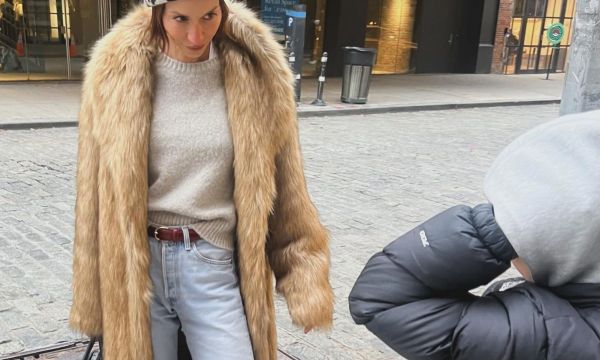 Το απόλυτο casual winter look της Σοφίας Καρβέλα: Μακριά γούνα & effortless στυλ