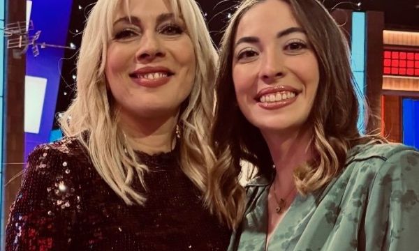 Ειρήνη Παπαδογεώργη: Η εγγονή της Ειρήνης Κουμαριανού στο reunion του Παρά Πέντε τιμά τη μνήμη της