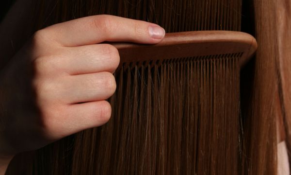 Μία φορά την εβδομάδα; Μέρα παρά μέρα; Ένας δερματολόγος εξηγεί κάθε πότε πρέπει να λούζεσαι