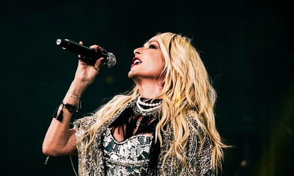 Η Άννα Βίσση γίνεται 68 και αυτοί είναι 8 λόγοι που δεν θέλουμε να σταματήσει τις εμφανίσεις της