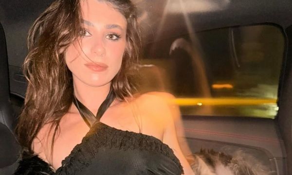 Χρύσα Μιχαλοπούλου: Το τέλειο πλάνο με τον Κουτσόπουλο Jr μπροστά στο χριστουγεννιάτικο δέντρο