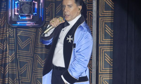 «Να σας συστηθώ ξανά, είμαι ο Γιώργος Μαζωνάκης ο αληθινός»: Η πρεμιέρα στην Ακτή Πειραιώς