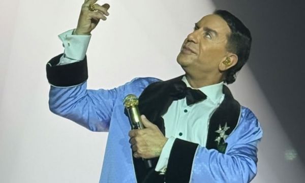 «Να σας συστηθώ ξανά, είμαι ο Γιώργος Μαζωνάκης ο αληθινός»: Η πρεμιέρα στην Ακτή Πειραιώς