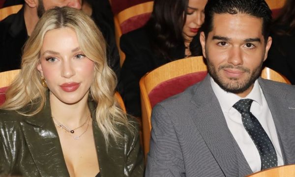 Καληφώνη - Μάστορας: Η θέα στην Ακρόπολη από το τεράστιο σαλόνι τους και το ιδιαίτερο beauty έπιπλο