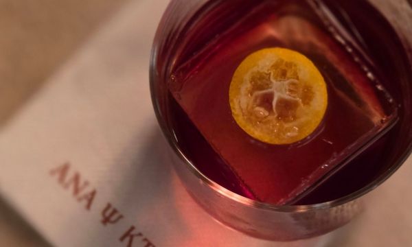 Ο Θάνος Φέσκος μαγειρεύει πατάτες με αυγά στην πιο feel-good νέα άφιξη των νοτίων προαστίων