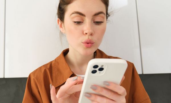 Texting με το ένα δάχτυλο: Μήπως η «αργή» αυτή συνήθεια κρύβει την πιο γοητευτική προσωπικότητα;