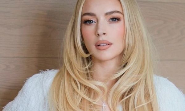 Η Lindsay Lohan επιβεβαιώνει ότι το butterfly cut δεν φεύγει ποτέ από τη μόδα