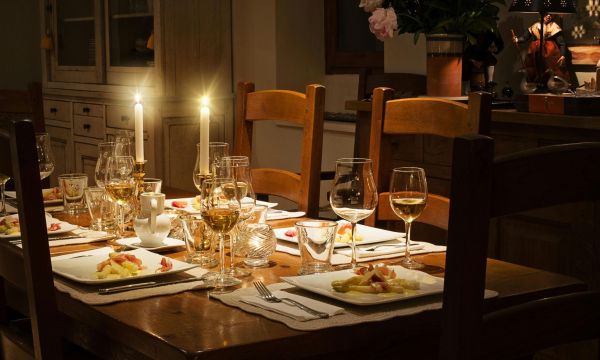 Το να σπρώχνεις την καρέκλα σου πίσω στη θέση της φεύγοντας από ένα τραπέζι «κρύβει» 9 αρετές