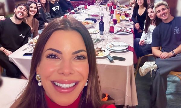 Σύσσωμη η οικογένεια του Γιάννη Πάριου: Γιοι, εγγόνια, σε μια selfie όλο νόημα