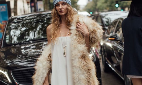 Ξέχνα τα στενά τζιν και τις μπότες μέχρι τον αστράγαλο - Το 2026 αυτό θα φοράνε όλοι με τις faux-fur