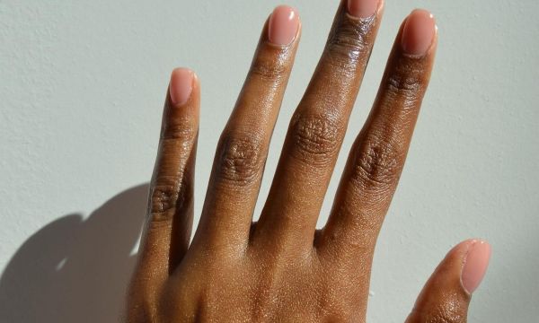 Μετά το κόκκινο και βουργουνδί βερνίκι, σειρά έχει το clean manicure: 7 επιλογές για να διαλέξεις