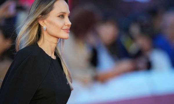 Όλα όσα πρέπει να ξέρεις για τη νέα high fashion ταινία της Angelina Jolie, Couture
