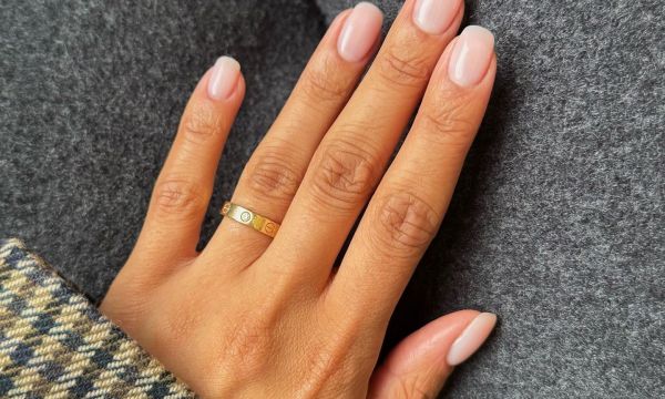 Γιατί τα κοντά νύχια έχουν επιστρέψει δυναμικά; Δεν είναι μόνο θέμα πρακτικότητας