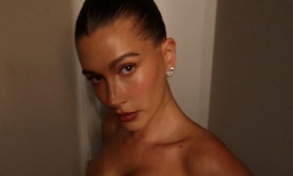 Είναι τελικά το sleek bun της Hailey Bieber «safe» για τα μαλλιά σου; Η απάντηση θα σε εκπλήξει