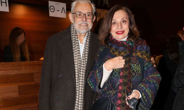 Η Χάρις Αλεξίου στην πρεμιέρα για «Το μεγάλο μας τσίρκο» επέλεξε ένα statement πανωφόρι