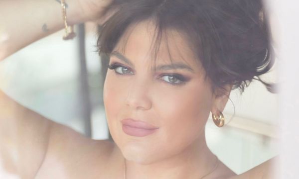 Μoβ Smokey Eye Look: Η Δανάη Μπάρκα έκανε το μακιγιάζ που ταιριάζει τέλεια σε ξανθές και μελαχρινές