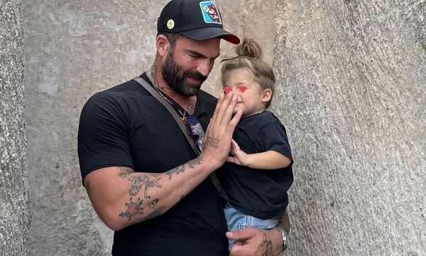 Για τον Αλεξάνδρου ο ρόλος του πατέρα δεν πρέπει να είναι «συνοδευτικός»: Η απόσταση με τον γιο του