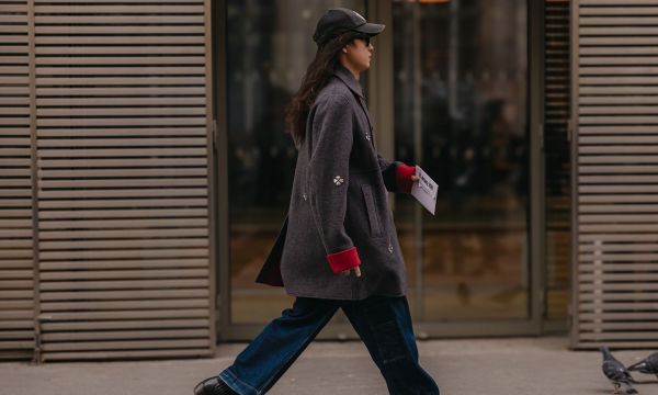 3 τρόποι να φορέσεις denim jeans όπως τα φοράνε τώρα στους δρόμους του Παρισιού