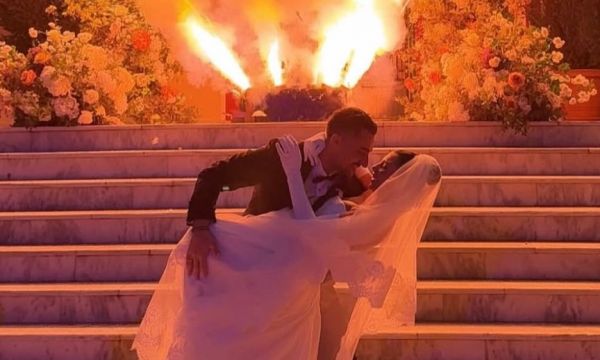 Ο γάμος Κατσούλη - Ρουμελιώτη τα είχε όλα: Τα 2 νυφικά, το σουτ της νύφης & το χορευτικό στον γαμπρό