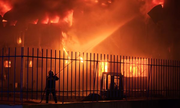 Βάρδια που δεν τελείωσε ποτέ: 5 γυναίκες έχασαν τη ζωή τους από τη φωτιά στο εργοστάσιο στα Τρίκαλα