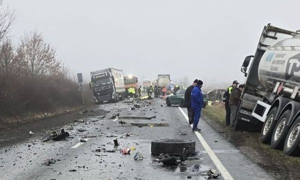 Συγκλονίζει η τραγωδία με 7  Έλληνες νεκρούς φιλάθλους: Ξύπνησαν οι μνήμες του 1999 στα Τέμπη