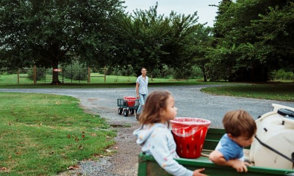 Η ψυχολογία εξηγεί γιατί όσοι μεγάλωσαν ως δυνατά παιδιά δυσκολεύονται να ξεκουραστούν ως ενήλικες