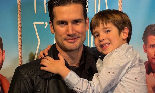 Ο Αναστάσης Ροϊλός μιλά για τον ρόλο του ως μπαμπάς & τη χαρά να είναι νονός της κόρης της Μιχαλάκη