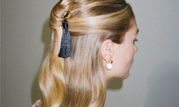 Αυτά είναι τα hair accessories που επιλέγουν οι Παριζιάνες και απογειώνουν τα look τους