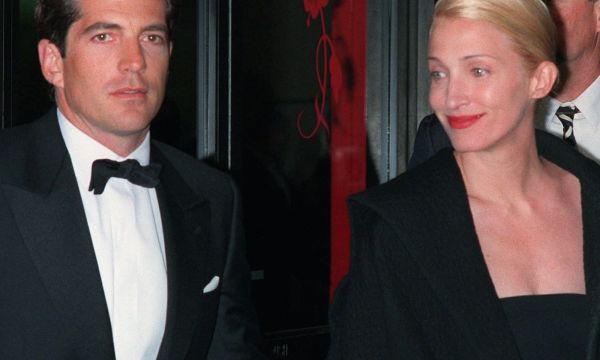 Η αληθινή ιστορία του John F. Kennedy Jr. και της Carolyn Bessette:  O έρωτας και το τραγικό τέλος