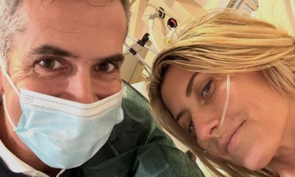 Εξιτήριο μετά από 13 μέρες για τη Σία Κοσιώνη: Η φωτογραφία και το μήνυμα για τον εμβολιασμό