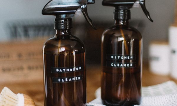 Γιατί να ψεκάζεις ξύδι στην είσοδο του σπιτιού: Σε τι βοηθά και γιατί το προτείνουν οι ειδικοί