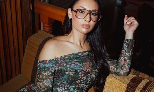 Kαι δεν μπορεί η Κλαυδία να φοράει μονόπετρο χωρίς να παντρεύεται δηλαδή;