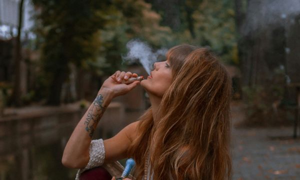 Οι αναρχικοί του wellness: Ποιο είναι το κίνημα που καταρρίπτει τους κανόνες της ευεξίας