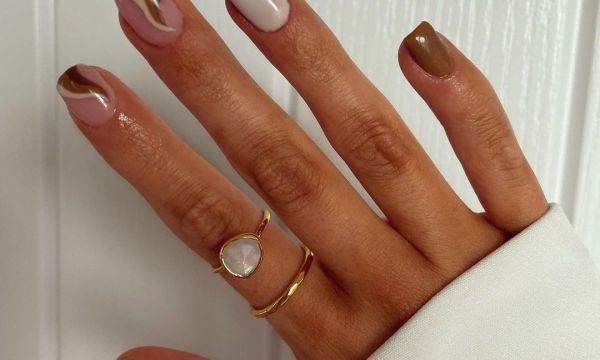 Brown manicure: Το χρώμα στα νύχια που ταιριάζει σε όλες και λατρεύει η Hailey Bieber